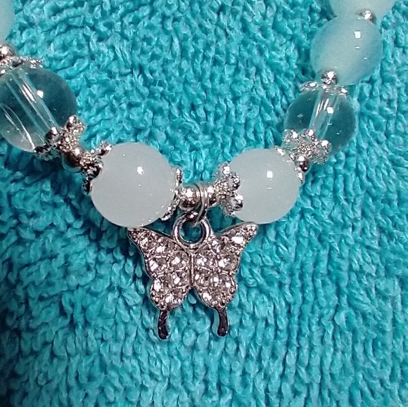 Silvertone white clear beads crystal butterfly stretch bracelet - Picture 4 of 4